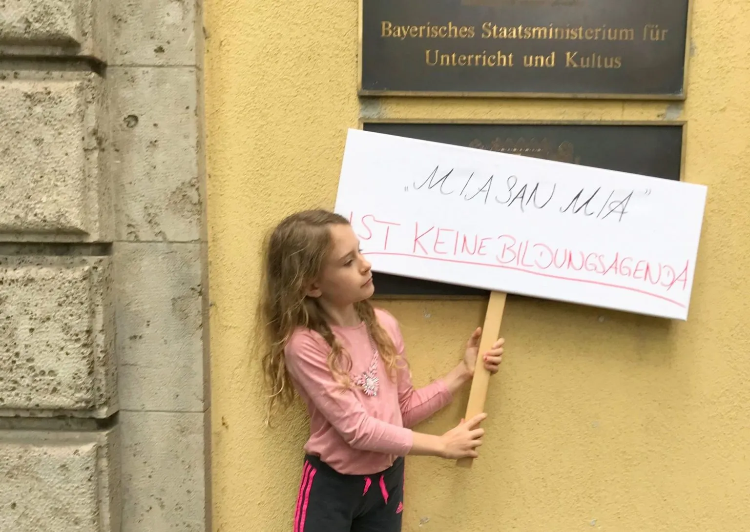 Demo vor dem Kultusministerium